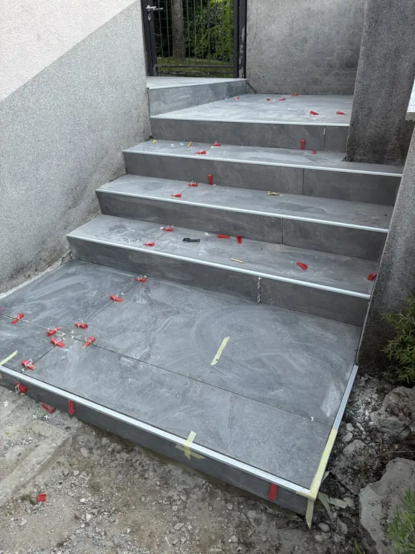 Polaganje ploščic na stopnice