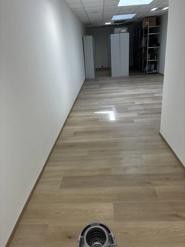 Vinil na klik, položen v hodniku poslovnega prostora